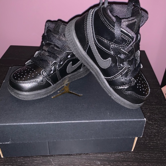 Like New Black Jordan 1 in excellent condition - Picture 3 of 5
